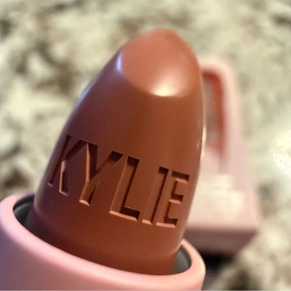 Kylie Cosmetics Crème Lipstick – Shade 613 “If Looks Could Kill” Nude Brown